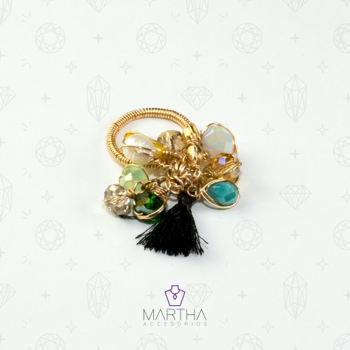Anillo con dijes colgando y motita